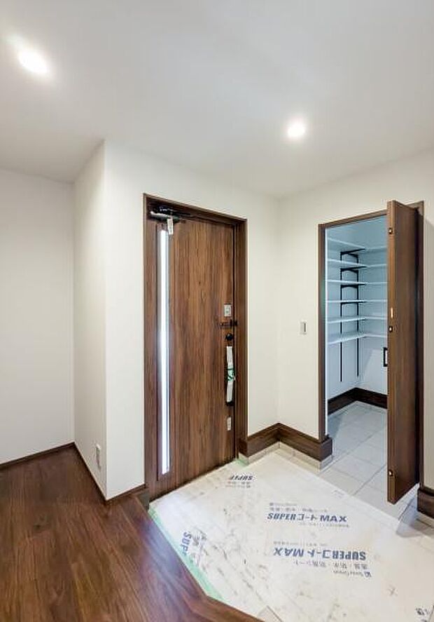 「おかえり」と「いってらっしゃい」を優しく包み込む、明るく広々とした玄関。家族の毎日が、ここから気持ちよく始まります。