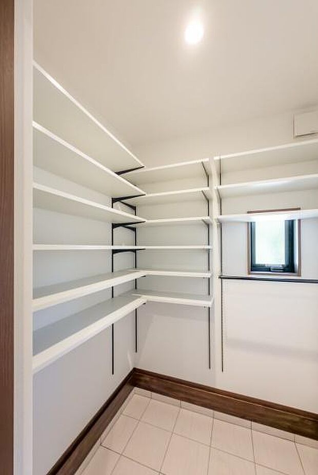 「シューズクローク付き」「玄関に靴がいっぱいで、出入りしにくい」こんなお悩みを解決するのが、「シューズクローク」です。