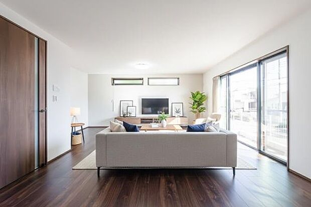 「上質な空間を」開放感と日当たりの良さに恵まれたリビング空間。（本画像はCGにて家具を配置しております。実際に家具はおかれておりません。）