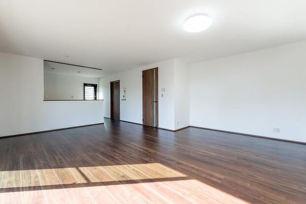 「上質な空間を」開放感と日当たりの良さに恵まれたリビング空間。上質な光は身体だけでなく心も温めてくれる。圧迫感のない空間を是非、ご堪能下さい。