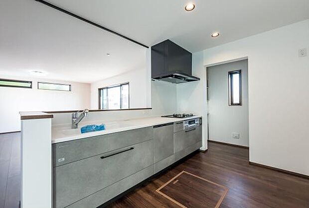 「全体を見渡せる安心感」家族の会話が弾む奥様に人気の高いカウンターキッチン、料理しながらお子様の様子の確認ができ移動しやすい広いキッチンスペースです。