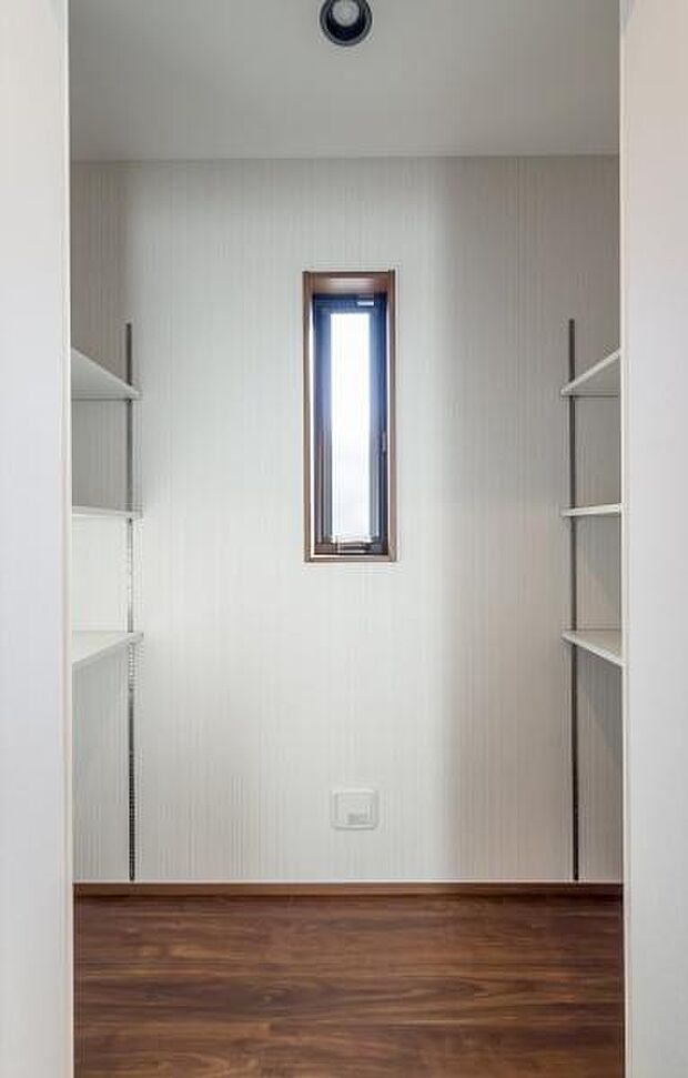 「人気のキッチンパントリー付き」お料理道具の収納に便利な広々としたキッチンパントリー。