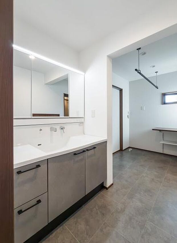 「洗面ルーム」1日の始まりや入浴前に入る空間だからこそ、清潔感や利便性が重要になる洗面室。右奥のランドリールームも便利です。