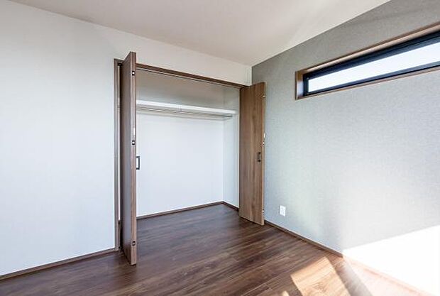 「クローゼット収納」大きく収納量豊富なクローゼット。奥行も納得サイズのクローゼット。