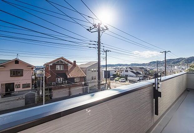 「清々しいバルコニー」広々としたバルコニーは陽当たりはもちろん、解放感や眺望も楽しめます。碧空を満喫し心が透きとおる。癒される心地よい空間。