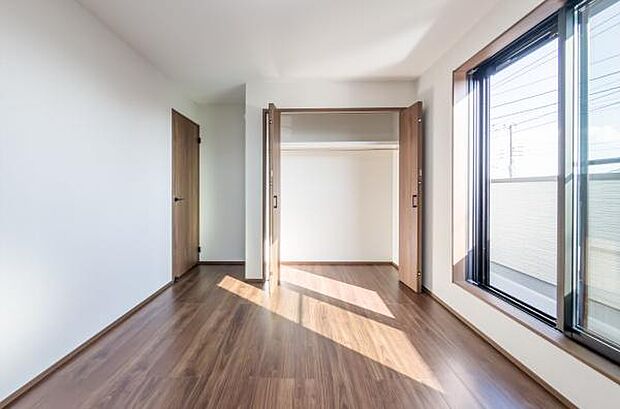 「陽の恵み」　爽やかな陽ざしを感じられる日当たりの良い洋室早起き爽やか、元気な一日に大切な陽の恵み