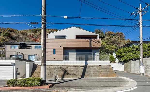 「開放感溢れる住まい」家と家の間隔が広くプライバシーが高く、しゃべり声に気使うことなく、思い切りプライベートの時間を家族と楽しむ。陽当たりの良い住まい。