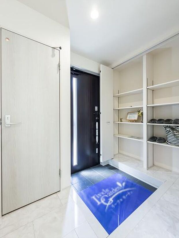 「広々玄関」家に帰ると広い玄関がお出迎え。家族全員の靴も楽々収納可能な広さです。