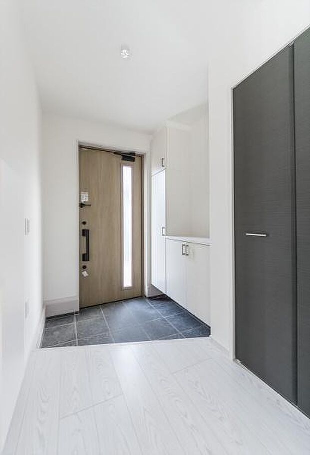 「おかえりなさい」を優しく迎える、明るく上質な玄関。家に帰るのが毎日楽しみになる、我が家の自慢の顔となる空間です。