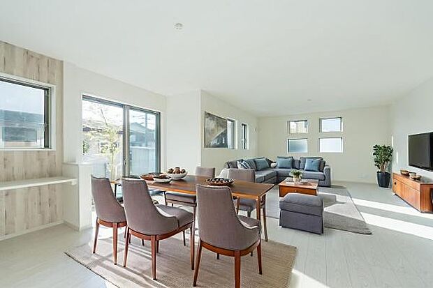 「上質な空間を堪能するリビング空間」（本画像はCGにて家具を配置しております。実際に家具はおかれておりません。）