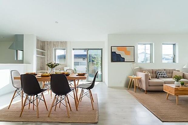 「上質な空間を堪能するリビング空間」（本画像はCGにて家具を配置しております。実際に家具はおかれておりません。）