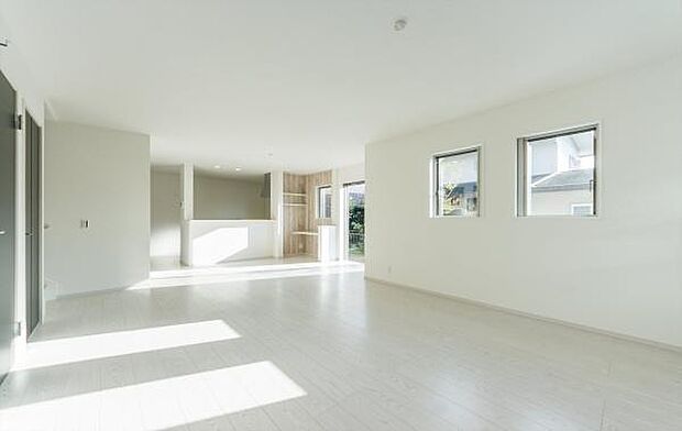 「家族が大好きなリビング」みんなが集まる広いリビング。みんなが大好きなリビングで家族団らん。みんなが集まるからこそ、一層の開放感を手にする素敵な住まい。