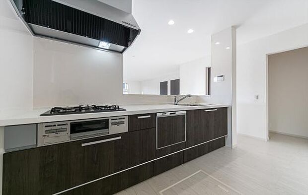 「広々ワイドサイズなシステムキッチン」せっかくのお料理空間。毎日の事だから広々システムキッチン。