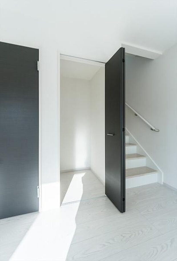 「リビング収納」あると大変便利。広いリビングに物は置きたくない。リビング収納があると便利です。