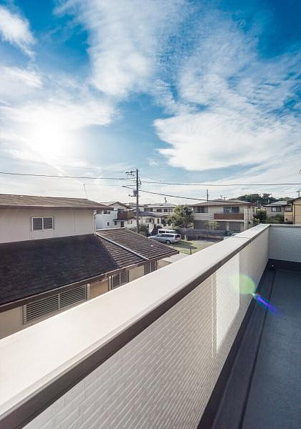 「広い使いやすいバルコニー」陽ざしがたっぷり降り注ぐ、広々としたバルコニー付き住まい。