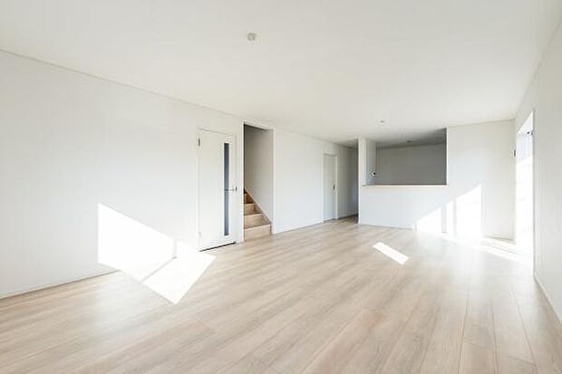 「家族が大好きなリビング」みんなが集まる広いリビング。みんなが大好きなリビングで家族団らん。みんなが集まるからこそ、一層の開放感を手にする素敵な住まい。