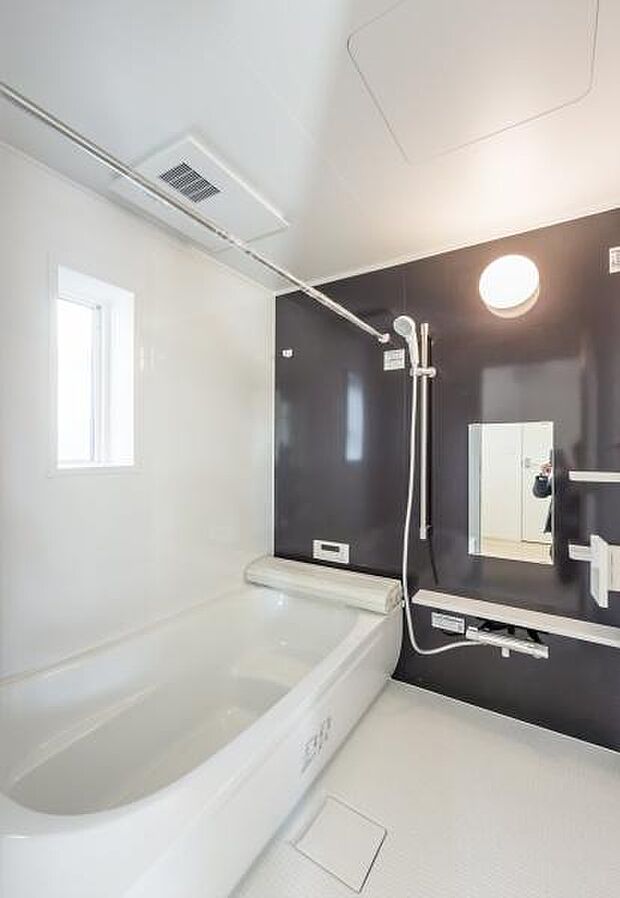 「疲れを癒す空間」広々とした雰囲気の良いバスルーム。お子様と一緒にお風呂に入る楽しみ、思い出の一ページが刻まれる大切な瞬間