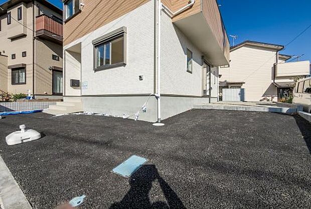 「広々カースペース」車高を気にしなくて良い。広々駐車可能な車庫スペース。