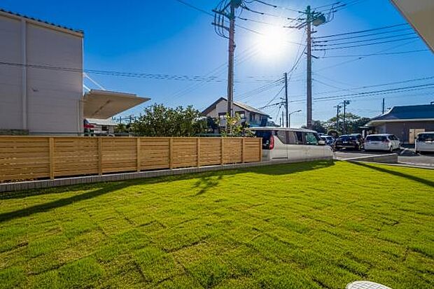 「週末の楽しみが増える」BBQ、ガーデニング、お子様の自然とのふれあいなど、お庭があるから楽しみも倍増するマイホーム。(画像の芝生とウッドフェンスはCGによるイメージ画像です)