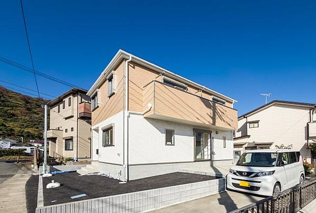 「マイホームの喜びを感じる」スタイリッシュなデザインに心満たされる。憧れのマイホームに相応しい美しく映える外観です。日当たりが良く開放感も魅力です。