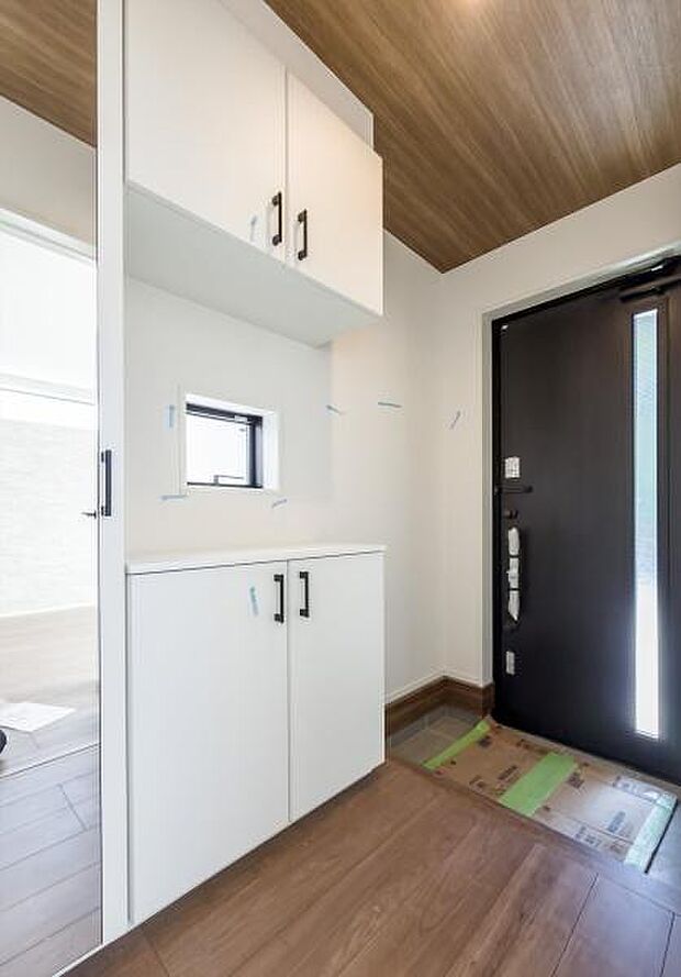 「ほっとする・・・マイホーム」玄関を開けて家に帰るとほっとする。普通で良い。それが玄関。