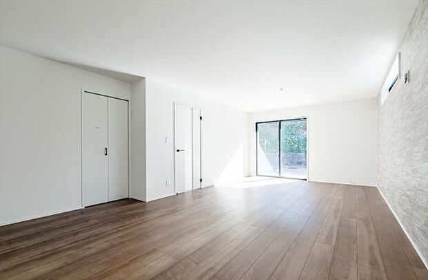 「家族が大好きなリビング」みんなが集まる広いリビング。みんなが大好きなリビングで家族団らん。みんなが集まるからこそ、一層の開放感を手にする素敵な住まい。