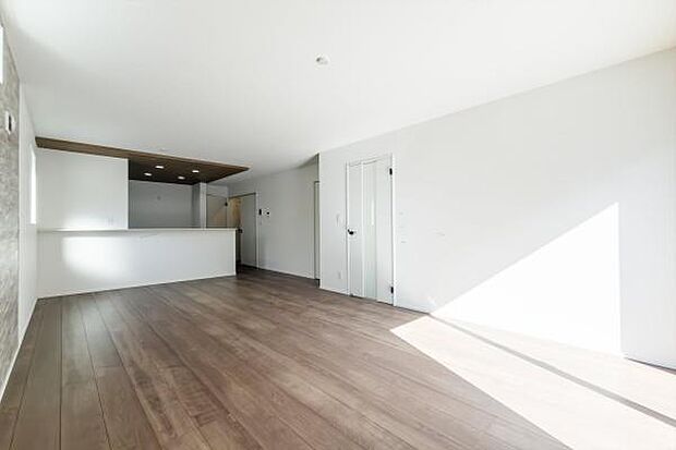 「家族が大好きなリビング」みんなが集まる広いリビング。みんなが大好きなリビングで家族団らん。みんなが集まるからこそ、一層の開放感を手にする素敵な住まい。