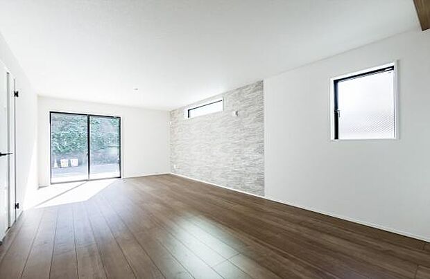 「プライベート感を愉しむリビング空間」開放感と日当たりの良さに恵まれた爽快なリビング空間。誰にも邪魔されないプライベート感を感じる開放的なリビング。風が抜ける。光が差し込むリビング。