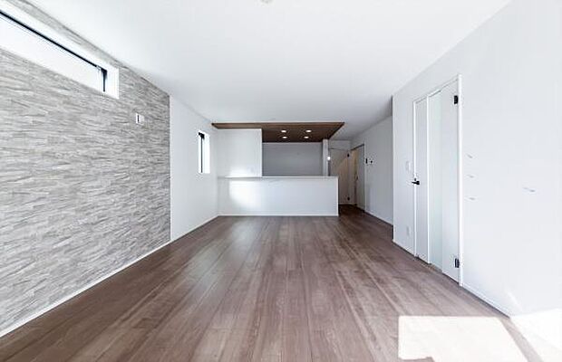 「家族が大好きなリビング」みんなが集まる広いリビング。みんなが大好きなリビングで家族団らん。みんなが集まるからこそ、一層の開放感を手にする素敵な住まい。