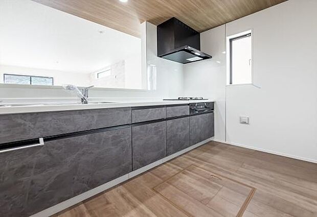 「全体を見渡せる安心感」家族の会話が弾む奥様に人気の高いカウンターキッチン、料理しながらお子様の様子の確認ができ移動しやすい広いキッチンスペースです。