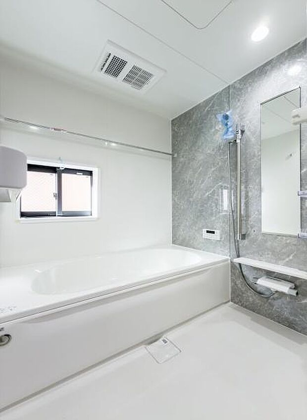 「疲れを癒す空間」広々とした雰囲気の良いバスルーム。お子様と一緒にお風呂に入る楽しみ、思い出の一ページが刻まれる大切な瞬間