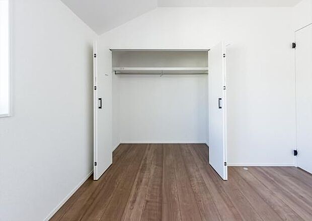 「クローゼット収納」大きく収納量豊富なクローゼット。奥行も納得サイズのクローゼット。