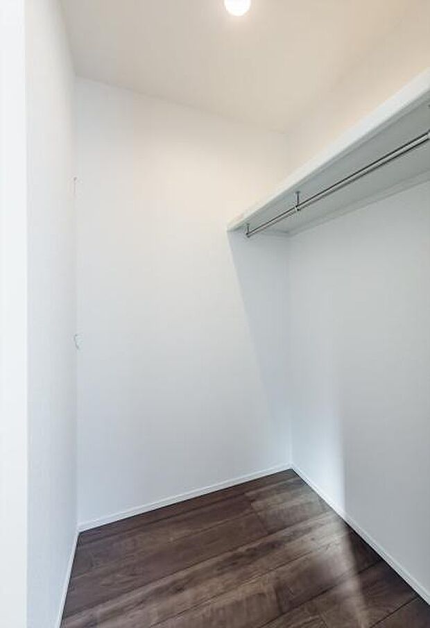 「主寝室ウォークインクローゼット収納」大きく収納量豊富なクローゼット。奥行も納得サイズのクローゼット。