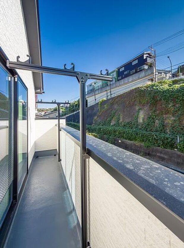 「広い使いやすいバルコニー」陽ざしがたっぷり降り注ぐ、広々としたバルコニー付き住まい。