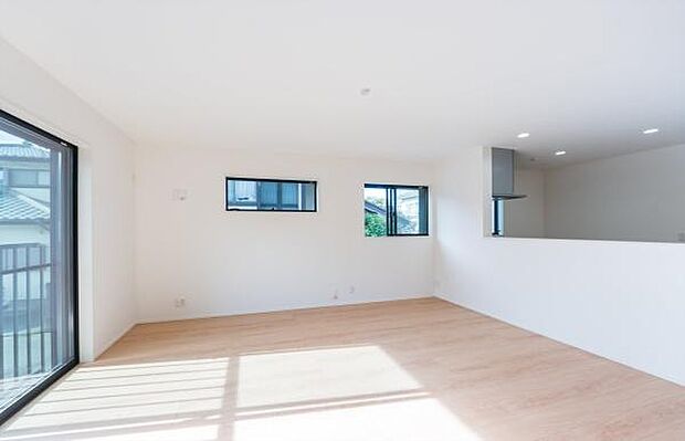 「上質な空間を」開放感と日当たりの良さに恵まれたリビング空間。上質な光は身体だけでなく心も温めてくれる。圧迫感のない空間を是非、ご堪能下さい。