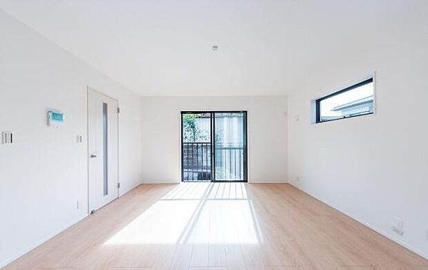 「上質な空間を」開放感と日当たりの良さに恵まれたリビング空間。上質な光は身体だけでなく心も温めてくれる。圧迫感のない空間を是非、ご堪能下さい。