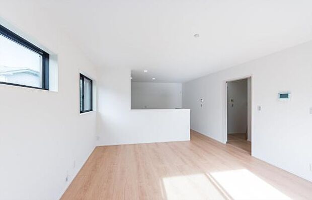 「上質な空間を」開放感と日当たりの良さに恵まれたリビング空間。上質な光は身体だけでなく心も温めてくれる。圧迫感のない空間を是非、ご堪能下さい。