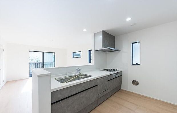 「広々ワイドサイズなシステムキッチン」せっかくのお料理空間。毎日の事だから広々システムキッチン。