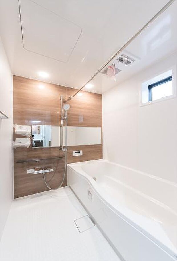 「広々バスルーム」白を基調とした清潔感のあるバスルームは是非足を延ばしてくつろいで欲しい空間。一日の疲れを癒し良質な睡眠にもつながります。