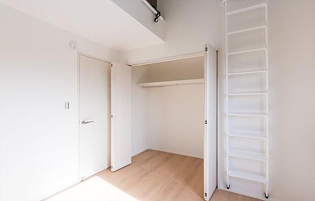 「クローゼット収納」大きく収納量豊富なクローゼット。奥行も納得サイズのクローゼット。
