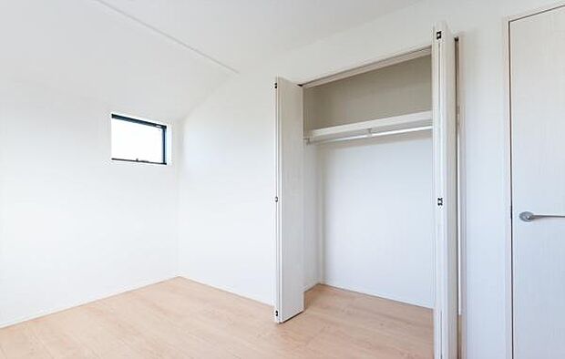 「クローゼット収納」大きく収納量豊富なクローゼット。奥行も納得サイズのクローゼット。
