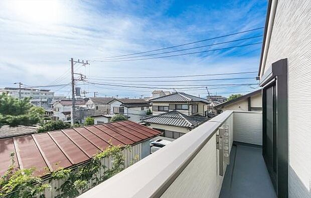 「広い使いやすいバルコニー」陽ざしがたっぷり降り注ぐ、広々としたバルコニー付き住まい。