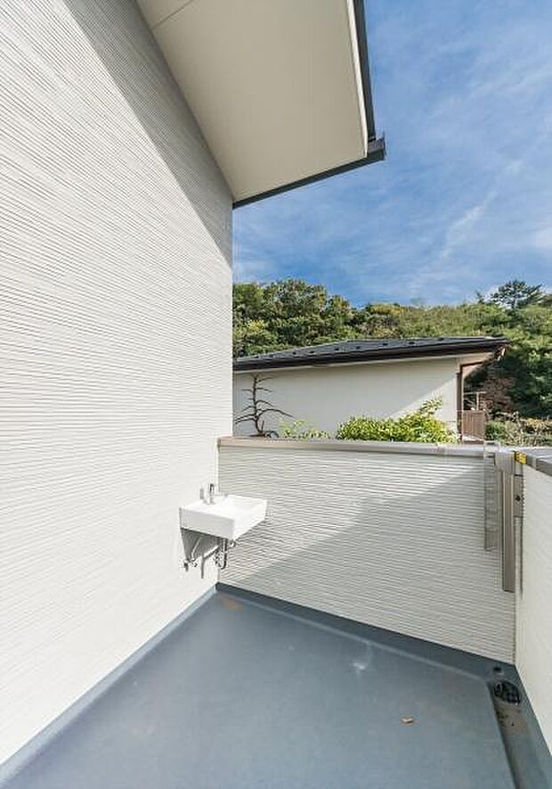 「広い使いやすいバルコニー」陽ざしがたっぷり降り注ぐ、広々としたバルコニー付き住まい。