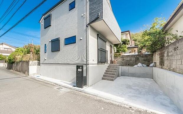 「駐車場1台可」ハイルーフ車も戸建だから駐車可能です。