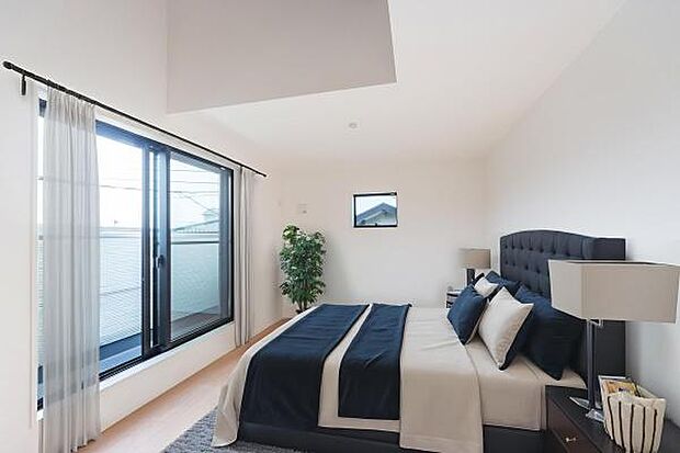 「主寝室」ダブルベットや収納ラック等、どうしても主寝室は狭くなる。広々としたお部屋は魅力です。(本画像はCGにて家具やカーテンを配置しております。実際に家具はおかれておりません。)