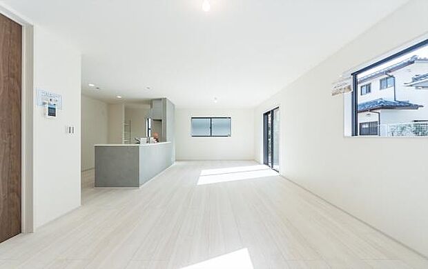 「明るく素敵な空間に」心地よい風が通り抜ける開放的なLDK。明るく清潔感あふれる空間で、心地よい毎日をお過ごしください。