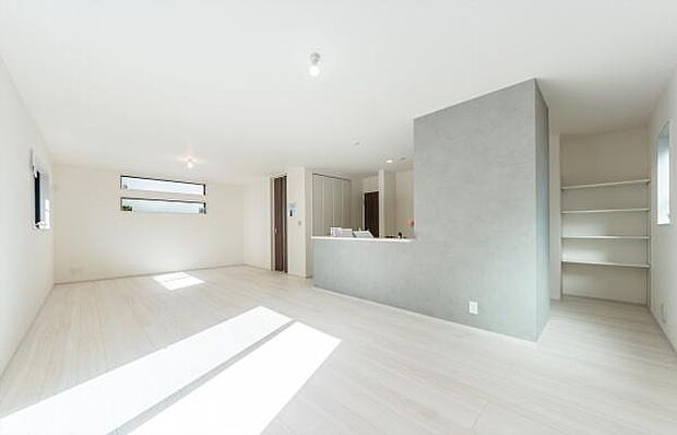 「明るく素敵な空間に」心地よい風が通り抜ける開放的なLDK。明るく清潔感あふれる空間で、心地よい毎日をお過ごしください。