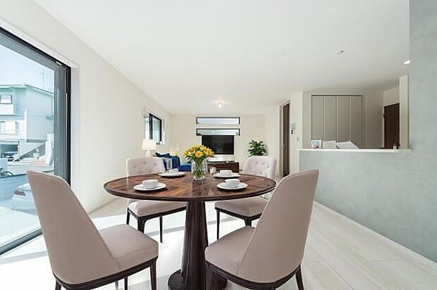 「上質な空間を」開放感と日当たりの良さに恵まれたリビング空間。（本画像はCGにて家具を配置しております。実際に家具はおかれておりません。）