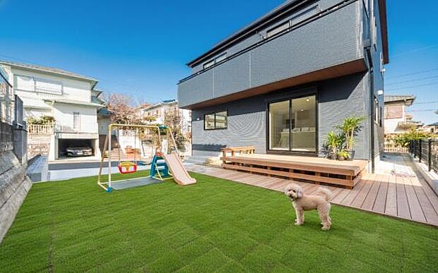 「憧れのガーデンライフ」家庭菜園イメージ。碧空とガーデンライフが可能な日々の暮らしを豊かに彩ります。（画像のデッキスペースや芝生、植栽や遊具等はCGによるイメージ画像です）