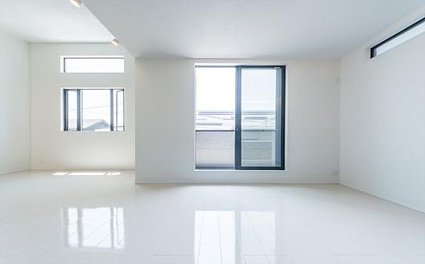 「上質な空間を」開放感と日当たりの良さに恵まれたリビング空間。上質な光は身体だけでなく心も温めてくれる。圧迫感のない空間を是非、ご堪能下さい。